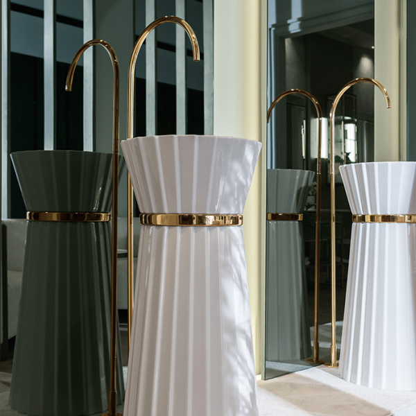 OASIS PLISSE Раковина напольная Ø440х950 мм, без отв. для смесителя, без перелива, c донным клапаном, кольцо золото, цвет белый (упаковка-3-х коробки) 