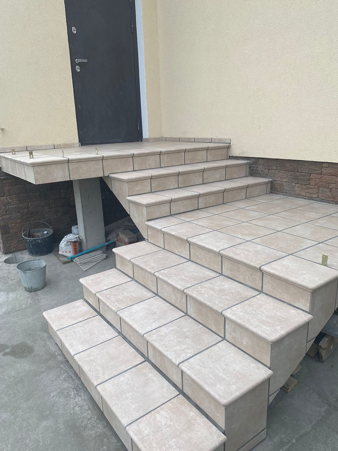 Ступень угловая Westerwalder Atrium Hellbeige Eckflorentiner 32x32