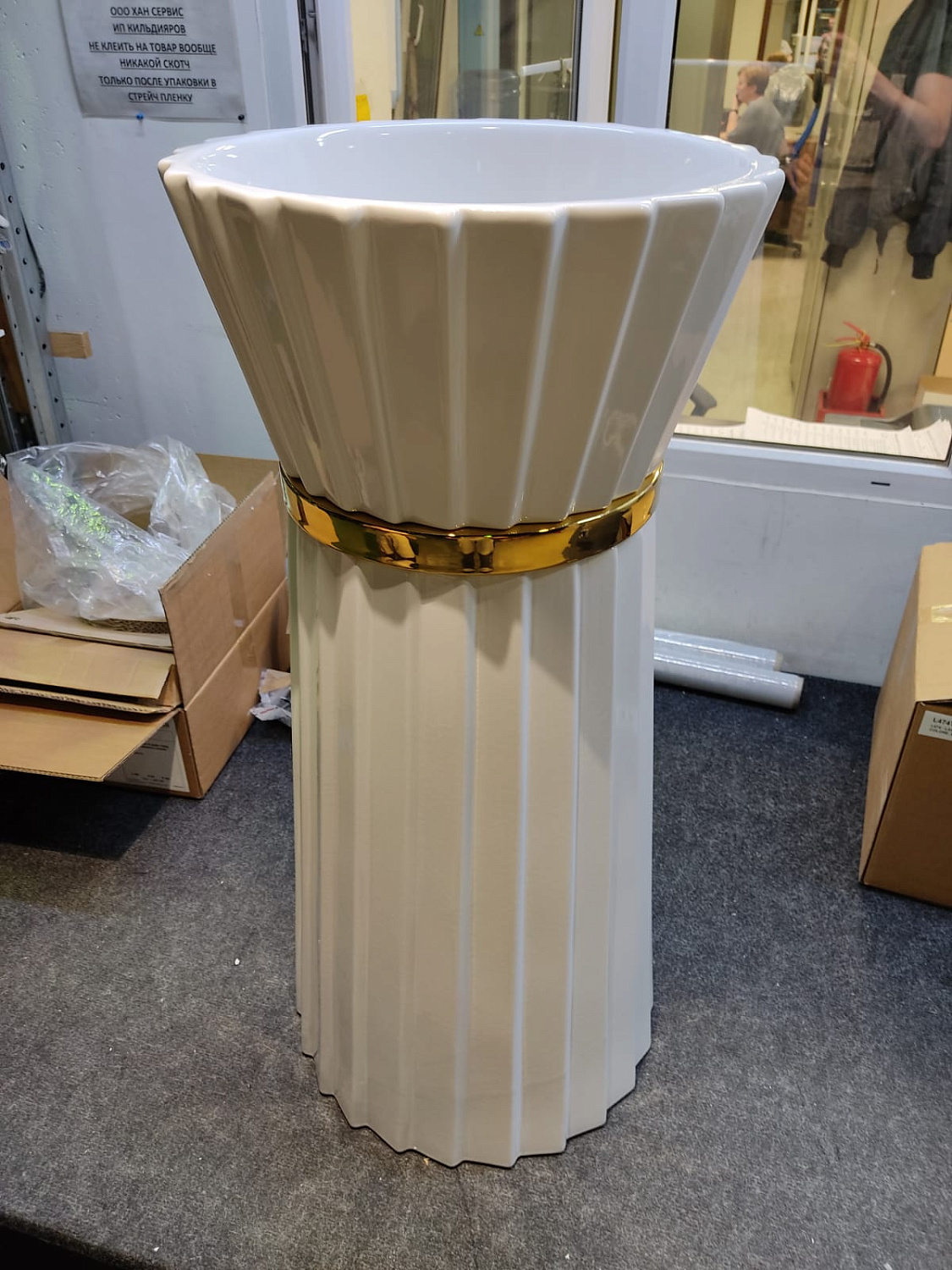 OASIS PLISSE Раковина напольная Ø440х950 мм, без отв. для смесителя, без перелива, c донным клапаном, кольцо золото, цвет белый (упаковка-3-х коробки)