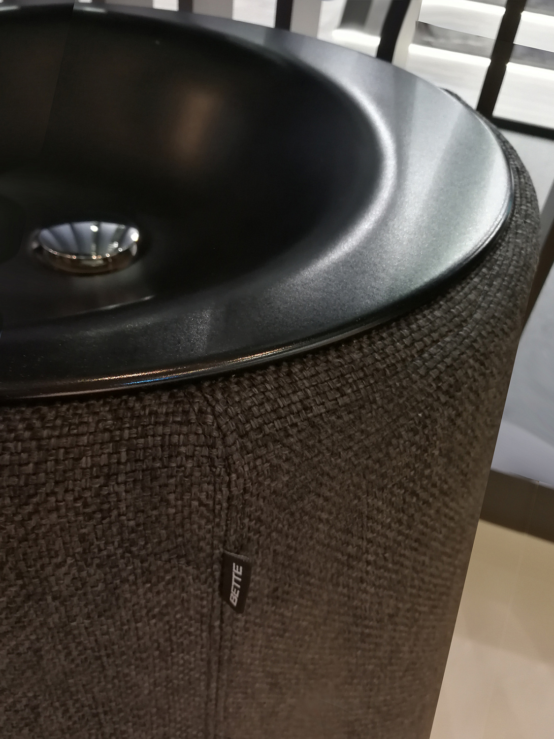 Bette Lux Oval Couture Подиум для раковины А220 с текстильной обивкой , высота 890см,  цвет угольно-черный 853