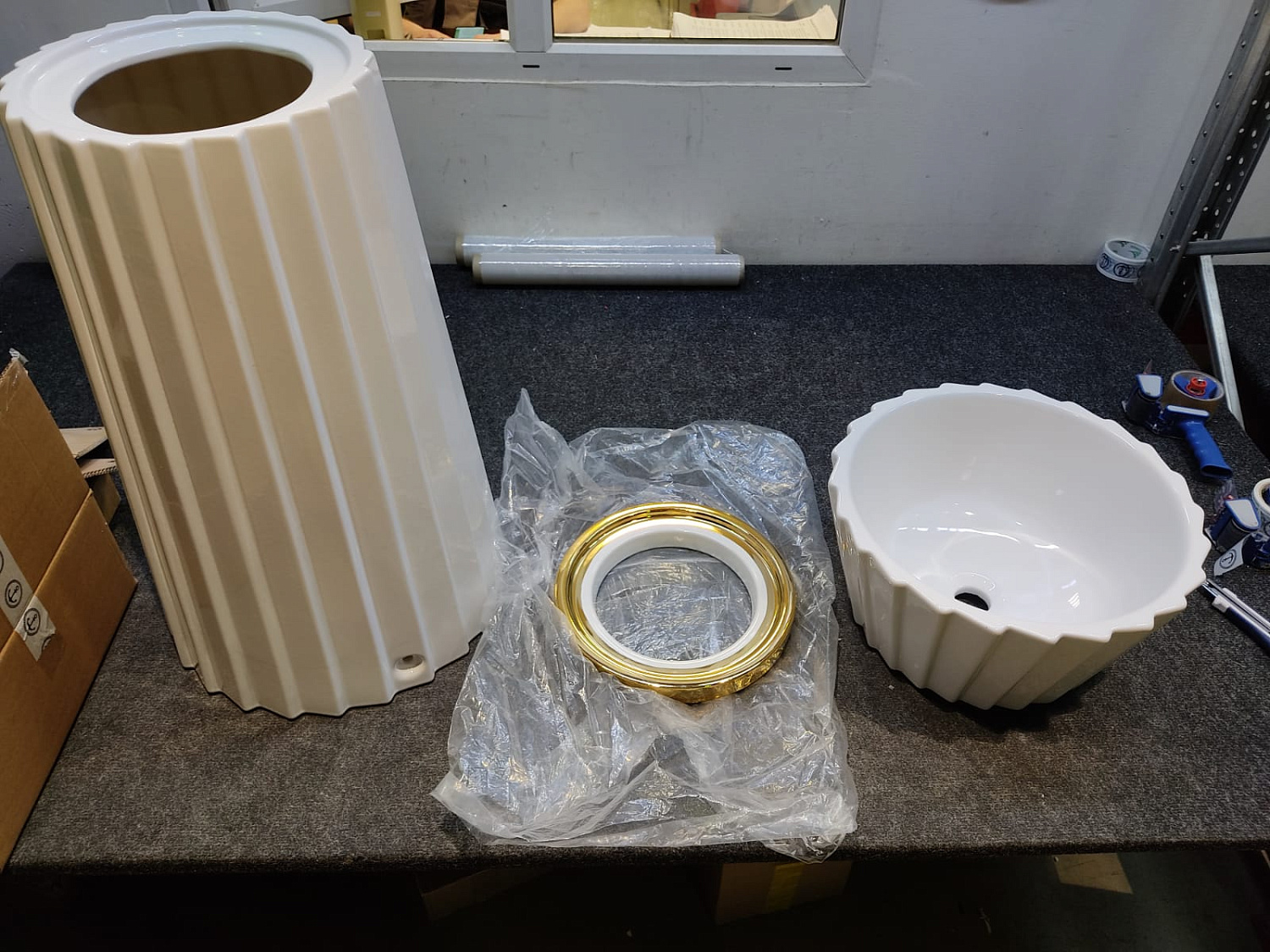 OASIS PLISSE Раковина напольная Ø440х950 мм, без отв. для смесителя, без перелива, c донным клапаном, кольцо золото, цвет белый (упаковка-3-х коробки)