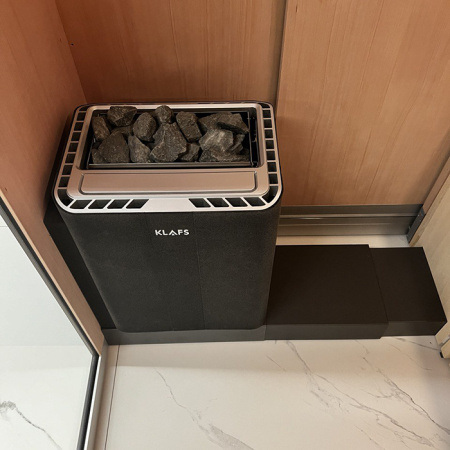 KLAFS S1 Сауна раздвижная 2320х1600(600)хh2110 мм, размер L с прозрачным стеклом, вн. отд. хемлок, Varius 6,0 кВт, внешняя отделка: чёрный матовый 