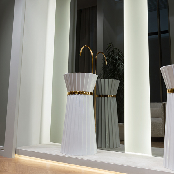 OASIS PLISSE Раковина напольная Ø440х950 мм, без отв. для смесителя, без перелива, c донным клапаном, кольцо золото, цвет белый (упаковка-3-х коробки) 